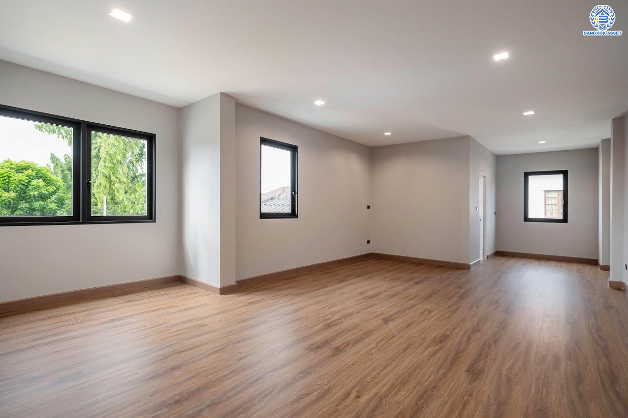 บ้านเดี่ยวฟิลคฤหาสน์มือสองตกแต่งใหม่ แบรนด์ LH ดีไซน์สุดหรูหรา โครงการ ลดาวัลย์ ปิ่นเกล้า เนื้อที่ 178.6 ตร.ว. บนพื้นที่ใช้สอยถึง 651.84 ตร.ม. ฟังก์ชันจัดเต็ม 5 ห้องนอน 7 ห้องน้ำ  1 ห้องแม่บ้าน จอดรถได้ถึง 3 คัน ทำเลศักยภาพติดถนนบรมราชชนนี เชื่อมต่อหลายเส้นทาง ใกล้มหาวิทยาลัยมหิดล และเซ็นทรัลศาลายา